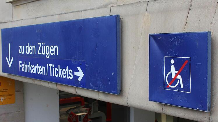 Über eine Rampe kommen Rollstuhlfahrer zum Fahrkartenautomaten des Kronacher Bahnhofs. Doch dann ist Schluss. Treppen versperren ihnen den Weg. Fotos: Lisa Kieslinger