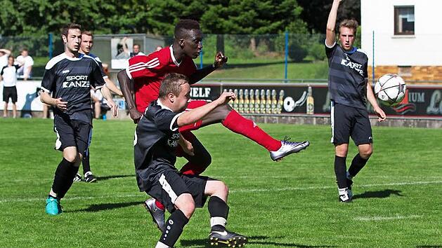 TSV Steinberg - TSV Wei&szlig;enbrunn: Andreas Kraus (schwarzes Trikot) ist etwas zu weit von Sayko Trawally weg, und der kann zum 2:2 ausgleichen. Im Hintergrund reklamiert Thomas Geiger vergeblich eine Abseitsstellung.  Foto: Heinrich Wei&szlig;