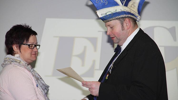 Der Präsident der Ebensfelder Karnevals-Gesellschaft Horst Amon überreichte an Dana Schrenk Urkunde und Ehrennadel für ihre elfjährige Mitgliedschaft.  Foto: Gerda Völk