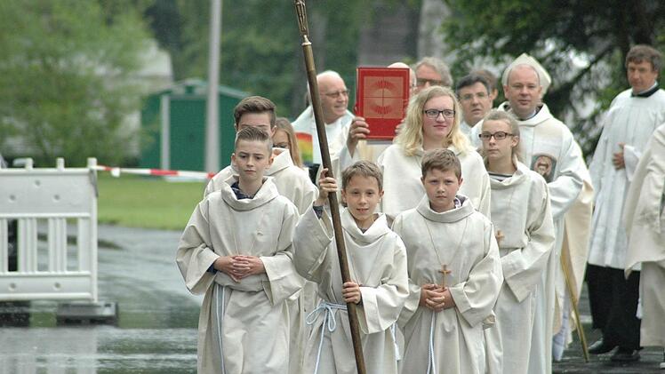 Erst in diesem Jahr hat Würzburgs Bischof Friedhelm Hofmann die neue Kapelle in Oberwildflecken geweiht. Nun sorgt das Glockenläuten für Zündstoff. Im Moment schweigen die drei Glocken. Es steht ein juristisches Tauziehen bevor. Foto: Sebastian Schmitt-Mathea