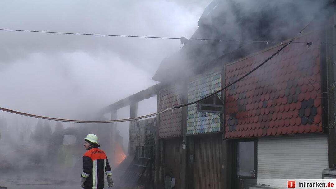 Lagerhallerhallenbrand hielt Feuerwehr in Atem - Großbrand fordert hohen Sachschaden