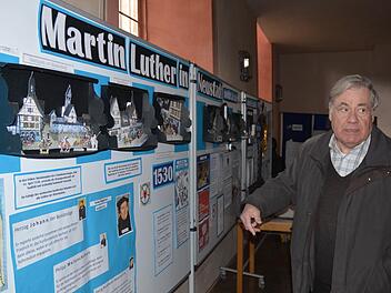 Horst Gundel erklärt die Luther-Ausstellung in der Stadtkirche St. Georg. Foto: Rainer Lutz