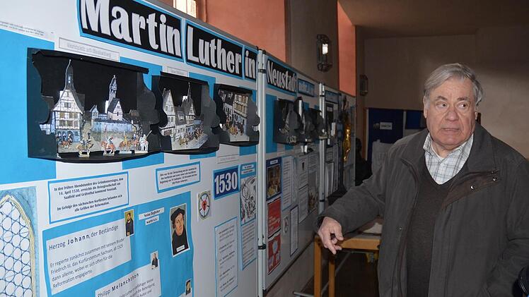 Horst Gundel erklärt die Luther-Ausstellung in der Stadtkirche St. Georg. Foto: Rainer Lutz