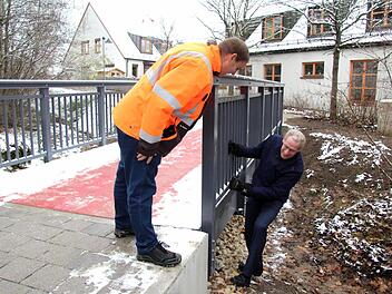 Bürgermeister German Hacker und der Techniker Markus Himmler von Bauamt schauen sich die neuen Brücken im Lohhofgebiet an. sae