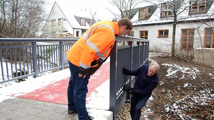 Bürgermeister German Hacker und der Techniker Markus Himmler von Bauamt schauen sich die neuen Brücken im Lohhofgebiet an. sae