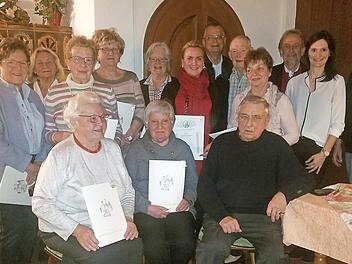 Die geehrten Mitglieder sowie (hinten von rechts) Zweiter Vorsitzender Eduard N&ouml;th, Vorsitzende Kathrin Sch&uuml;rr, Hauptvorsitzender Reinhardt Glauber und Kassier Thomas Werner Foto: privat