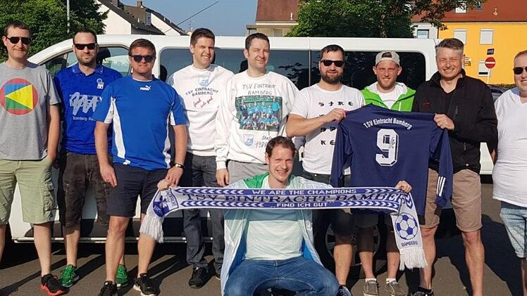 Zehn ehemalige Weggefährten vom FC Eintracht Bamberg ließen sich Stefan Kießlings letztes Bundesligaspiel in Leverkusen nicht entgehen; stehend von links: Christian Rottmann, Daniel Röder, Marco Popp, Carsten Weber, Stefan Rottmann, Thomas Hertel, Oliver Munckwitz, Rainer Kappel, Thomas Feulner; kniend: Christoph Schmittroth Foto: privat