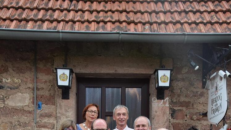 Abschiedsfoto vor dem Steinernen  Wirtshaus in Weißenbach (vorne, von links):    Dr. Katharina Eberlein-Braun, Pfarrer Thomas Braun,     Dekan Till Roth; (Mitte, von links)  Pfarrerin Barbara Weichert (Zeitlofs), Bürgermeister Dieter    Muth (Oberleichtersbach), Pfarrer Armin Haas     (Oberleichtersbach-Schondra); (hinten, von links):  Christiane Binder-Jung (Kirchengemeinde Heiligkreuz) und     Reinhold Samer (Kirchengemeinde Weißenbach). Foto: Horst Conze