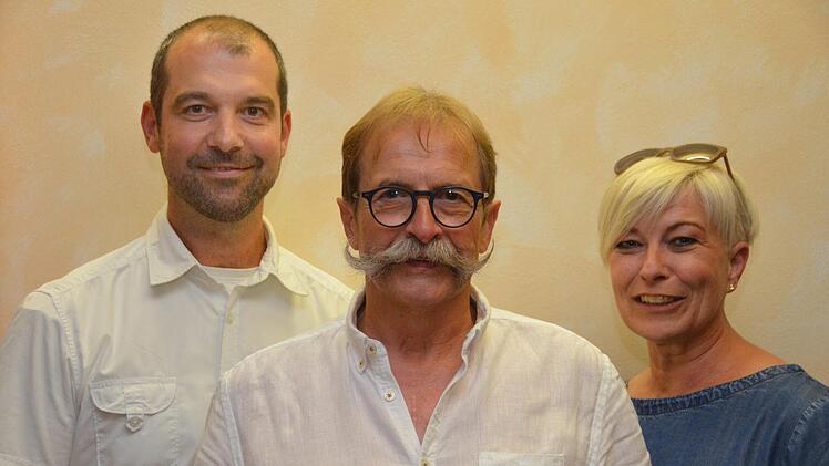 Im Rahmen der Innungsversammlung der Friseure erhielt Peter Fischer für seine über 30-jährige aktive Mitarbeit in der Innung die silbere Ehrennadel. Überreicht wurde sie vom neugewählten Innungsobermeister Marko Urban (links) und seiner Stellvertreterin Petra Richter.