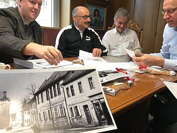 Bürgermeister German Hacker (rechts) schaut sich die Fotos genau an. Helmut Fischer (2.v.l.) war wieder bei der Fotoauswahl aktiv.  Foto: Busch