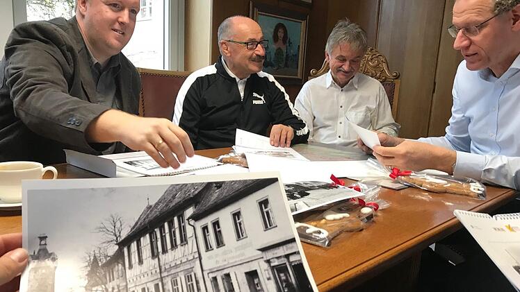 Bürgermeister German Hacker (rechts) schaut sich die Fotos genau an. Helmut Fischer (2.v.l.) war wieder bei der Fotoauswahl aktiv.  Foto: Busch