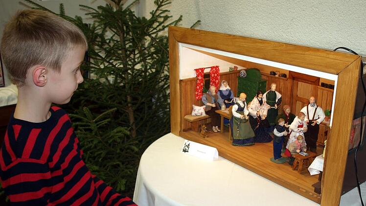 Junge und ältere Besucher bestaunten die verschiedenen Krippen. Faszinierend auch die Darstellung einer  Maiandacht in der Hausgemeinschaft. Foto: Susanne Deuerling