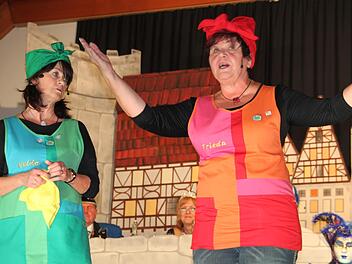 Geschwätzig: Bei den "Sumbarcher  Waschweibern" Frieda (Doris Motschmann/rechts) und Hulda (Silvia Otto), die  bei der Prunksitzung des Mainleuser Carneval Clubs in Weismain den MCC-Sonderorden "Der Goldene Schuh" erhielten, blieb kein  Auge trocken.Stephan Steöckel
