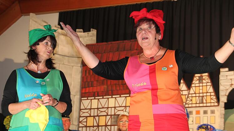 Geschwätzig: Bei den "Sumbarcher  Waschweibern" Frieda (Doris Motschmann/rechts) und Hulda (Silvia Otto), die  bei der Prunksitzung des Mainleuser Carneval Clubs in Weismain den MCC-Sonderorden "Der Goldene Schuh" erhielten, blieb kein  Auge trocken.Stephan Steöckel