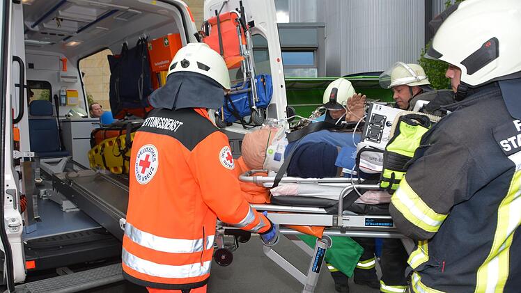Wie eine Verletztenrettung nach einem Unfall abläuft, demonstrierten Dekra, Feuerwehr, Polizei und BRK bei einem nachgestellten Unfallszenario zum Auftakt der Motorrad-Sternfahrt.Dagmar Besand