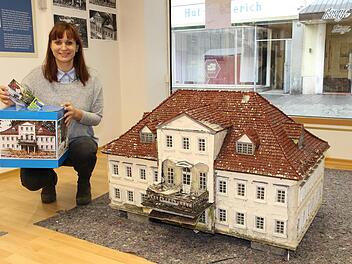 Das Bürglasschlösschen ist wesentlich kleiner  als das Ensemble der Ehrenburg. Projektleiterin Annabelle Menzner ist guter Zuversicht, dass sich Bürger finden, die das Modell des Schlosses am Bürglaß restaurieren. Foto: Desombre