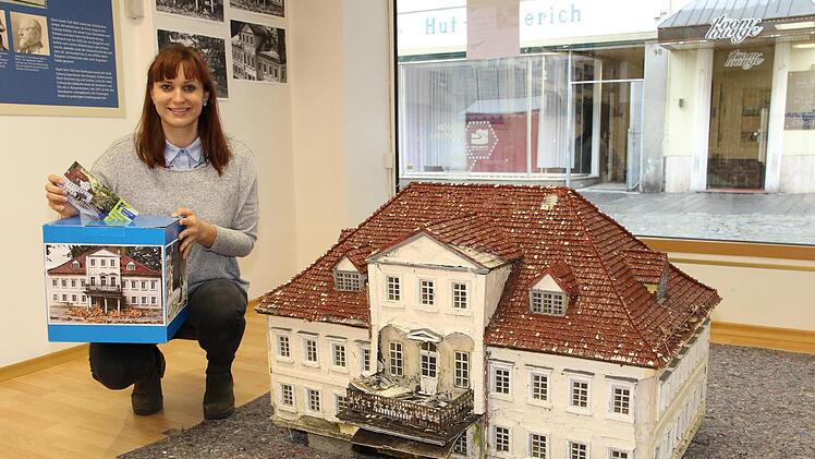 Das Bürglasschlösschen ist wesentlich kleiner  als das Ensemble der Ehrenburg. Projektleiterin Annabelle Menzner ist guter Zuversicht, dass sich Bürger finden, die das Modell des Schlosses am Bürglaß restaurieren. Foto: Desombre