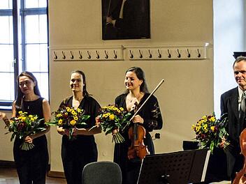 Reichlich Applaus gab es beim Auftakt der neuen Saison der Coburger Rathauskonzerte. Gestaltet wurde die Matinee von Musikern des Philharmonischen Orchesters sowie der Pianistin Kyoko Frank.Foto: Jochen Berger