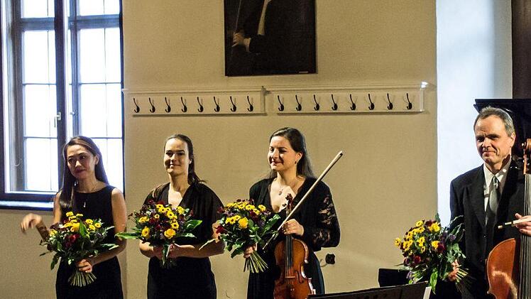 Reichlich Applaus gab es beim Auftakt der neuen Saison der Coburger Rathauskonzerte. Gestaltet wurde die Matinee von Musikern des Philharmonischen Orchesters sowie der Pianistin Kyoko Frank.Foto: Jochen Berger