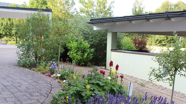 Im Garten-Club der Grundschule Igensdorf d&uuml;rfen die Sch&uuml;ler mitentscheiden, was gepflanzt wird. Daf&uuml;r gab es ein Preisgeld und eine Vogeltr&auml;nke. Foto: privat