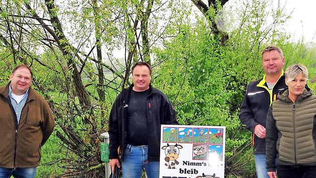 BBV-Gesch&auml;ftsf&uuml;hrer Harald K&ouml;ppel und die Landwirte Hermann Grampp, Stefan und Manuela Berthold (von links) weisen rund um Kulmbach mit gro&szlig;formatigen Schildern auf die Problematik der Futterverschmutzung durch Hundekot hin.