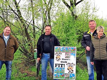 BBV-Gesch&auml;ftsf&uuml;hrer Harald K&ouml;ppel und die Landwirte Hermann Grampp, Stefan und Manuela Berthold (von links) weisen rund um Kulmbach mit gro&szlig;formatigen Schildern auf die Problematik der Futterverschmutzung durch Hundekot hin.