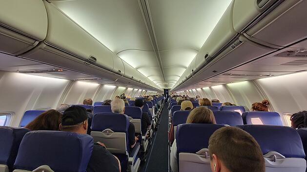 Passagiere in einem Flugzeug