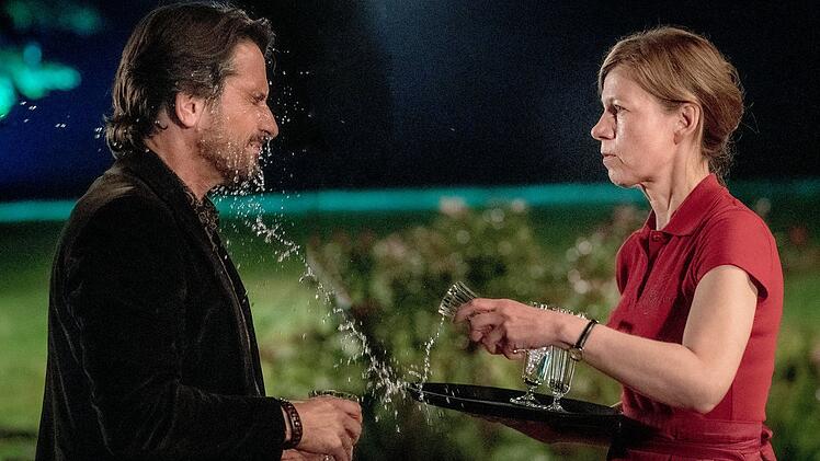 Ellen (Jule Böwe) kocht vor Wut. Sie hat ihren Mann Henry (Oliver Mommsen) abgeschrieben.