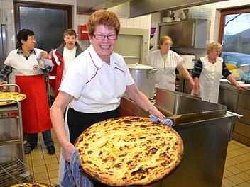 Anni Wilm von der Ramsthaler BRK-Bereitschaft ist wie viele andere Helfer bereits jahrzehntelang aktiv, wenn es um die Bewirtung der Gäste beim Behindertentreffen in Ramsthal geht. Foto: Andreas Lomb