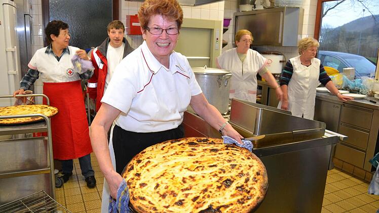Anni Wilm von der Ramsthaler BRK-Bereitschaft ist wie viele andere Helfer bereits jahrzehntelang aktiv, wenn es um die Bewirtung der Gäste beim Behindertentreffen in Ramsthal geht. Foto: Andreas Lomb