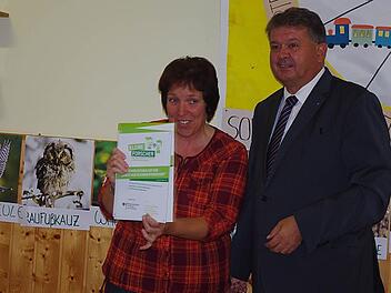 Der stellvertretende Vorsitzende des IHK-Gremiums Kronach, Hans Jürgen Möhrle (rechts) überreichte der Kindergarten-Leiterin Birgit Kestel die Urkunde und die Zertifizierungsplakette.