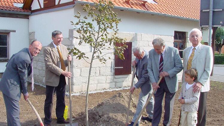 Eine Baumpflanzung mit den Bürgermeistern aus Maroldsweisach, Wilhelm Schneider (links), und Norbert Wirsching (Hellingen), dokumentieren die neuen Kontakte.