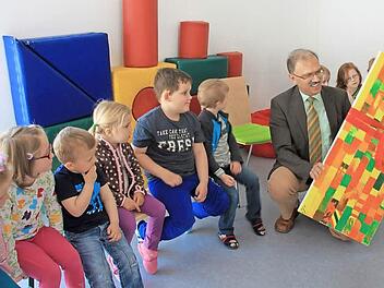 Ein großes Bild haben die Kinder für Bürgermeister Johannes Wegner gemalt. Dankbar nahm er es entgegen.Foto: Heike Beudert