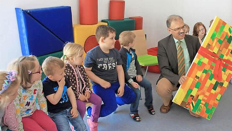 Ein großes Bild haben die Kinder für Bürgermeister Johannes Wegner gemalt. Dankbar nahm er es entgegen.Foto: Heike Beudert
