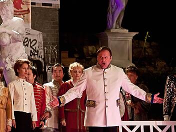 Als Mister X begeistert Michael Hein das Publikum. Im Hintergrund: der Chor der "Coburger Sommeroperette".Foto: Jochen Berger