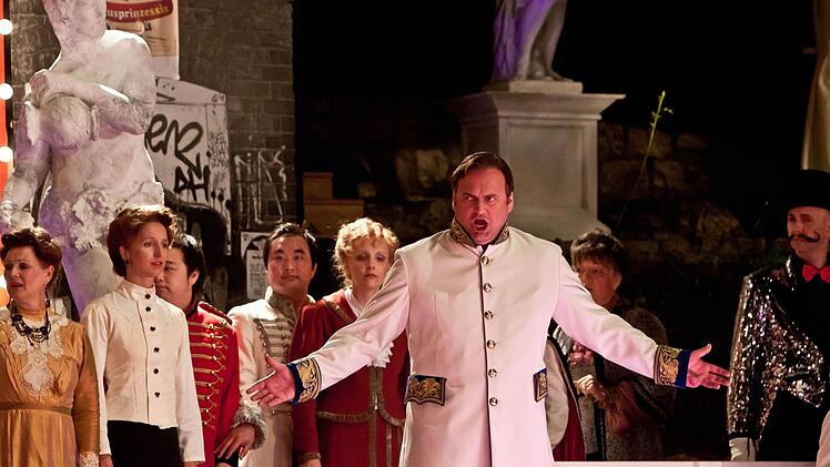 Als Mister X begeistert Michael Hein das Publikum. Im Hintergrund: der Chor der "Coburger Sommeroperette".Foto: Jochen Berger