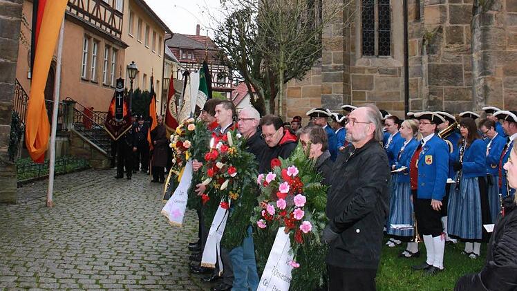 Die Fahnenabordnungen mit den Kränzen Foto: Katharina Becht