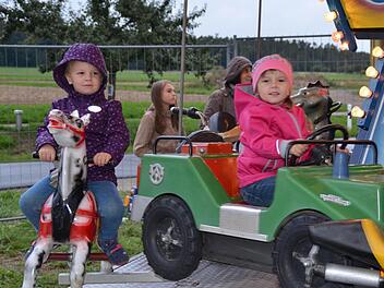 Endlich freie Fahrt. Helena (links) und Marlene genießen die Sause auf dem Karussell. Schließlich mussten sie sich einige Zeit gedulden, bis das Spaßmobil in Betrieb gehen konnte. Foto: Kathrin Kupka-Hahn