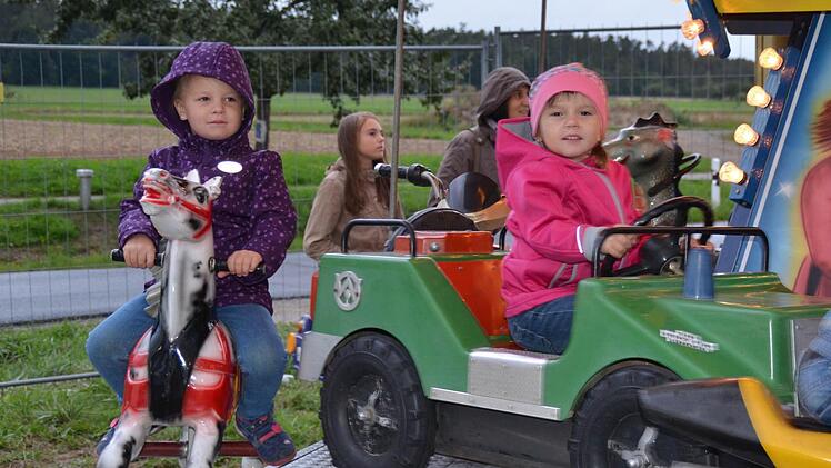 Endlich freie Fahrt. Helena (links) und Marlene genießen die Sause auf dem Karussell. Schließlich mussten sie sich einige Zeit gedulden, bis das Spaßmobil in Betrieb gehen konnte. Foto: Kathrin Kupka-Hahn