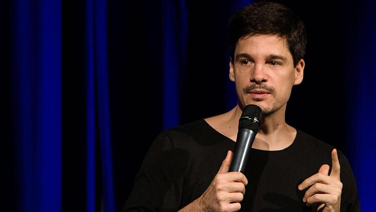 Erheiternder Blick in den Spiegel: Alain Frei gastierte erstmals in Coburg.Foto: Jochen Berger