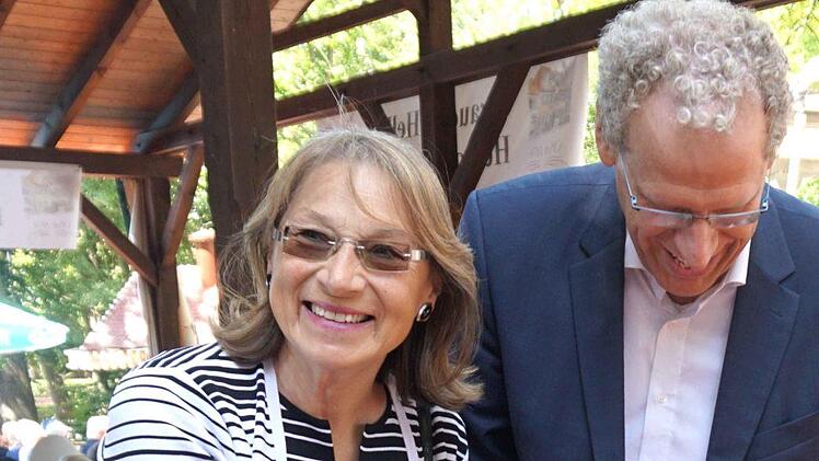 Zweite Bürgermeisterin Renate Schroff half beim Verteilen der Brezen.   Foto: Richard Sänger