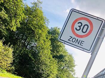 In Oberwildflecken beträgt die erlaubte Höchstgeschwindigkeit ab sofort 30 km/h. Foto: Sebastian Schmitt