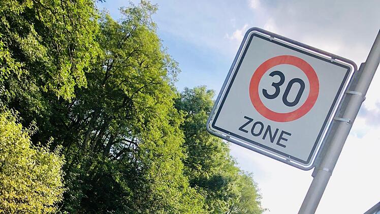 In Oberwildflecken beträgt die erlaubte Höchstgeschwindigkeit ab sofort 30 km/h. Foto: Sebastian Schmitt