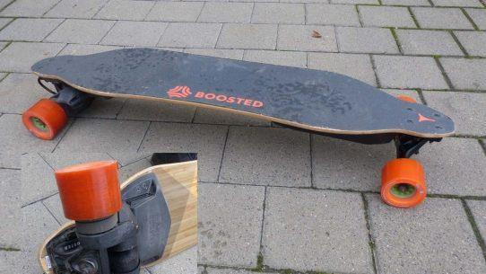 Informationen der Polizei zufolge, sind E-Skateboards im Internet erhältlich. Allerdings darf mit diesen nur auf privatem Grund gefahren werden. Foto: Polizei Oberfranken