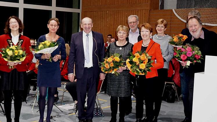 Bernhard Seeberg (3. v. l.) dankte Sandra Ebersberger (l.) und dem Team des "Großenseebacher Herbstes".   Foto: Richard Sänger