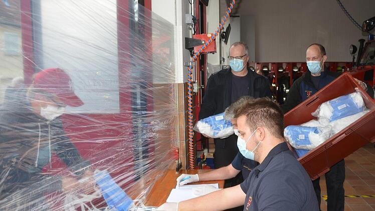 Die Feuerwehr verteilt die Masken im Landkreis Bad Kissingen. Foto: Peter Rauch