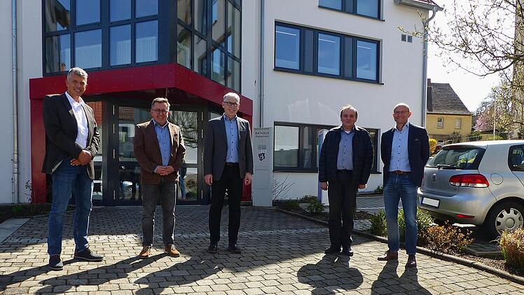 Nach der Unterschrift freuten sich die Partner des Glasfaserausbaus für Wasserlosen über den raschen Start (von links) Matthias Metz und Stephan Dausacker, Anton Gößmann, Joachim Först und Matthias Theisen. Foto: Hans-Peter Hepp