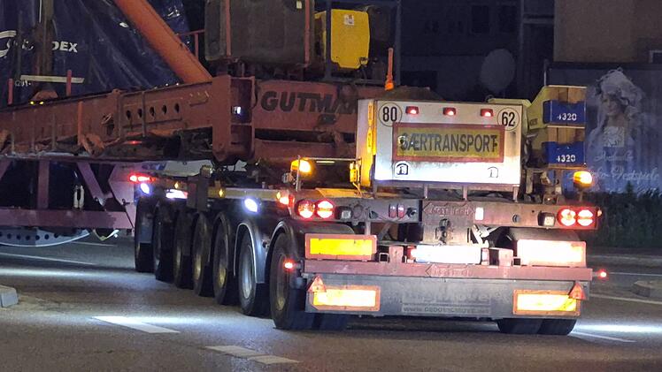 Ansbach: Schwertransport mit Turm blockiert bei Missgeschick Verkehr