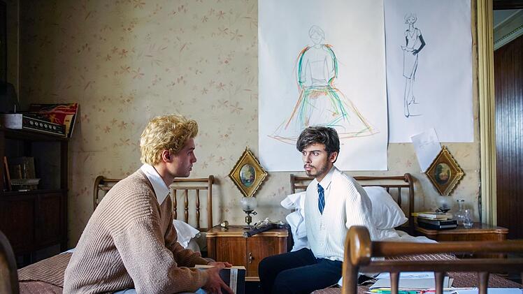 Der Film beleuchtet das Leben des italienischen Modesch&ouml;pfers Gianni Versace von seinen Anf&auml;ngen in der Schneiderei seiner Mutter bis hin zum angesehenen Designer.
