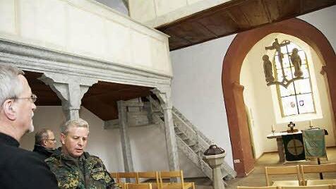 Oberstleutnant Michael Meder erläutert Regionalbischof Christian Schmidt (links) die Geschichte der Bonnland-Kirche. Foto: Arkadius Guzy